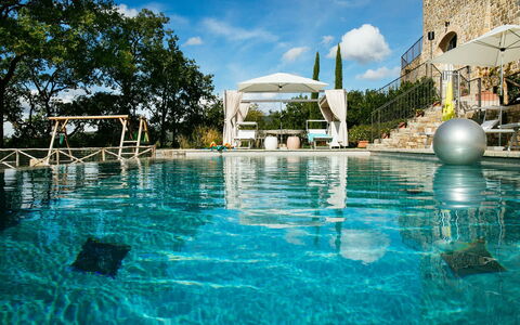 Villa Torre del Chianti: Schwimmbad, Resort, Gartenmöbel, Regenschirm, Sonnenliege, Estate, Eco Hotel, Freizeit, Villa, Hazienda