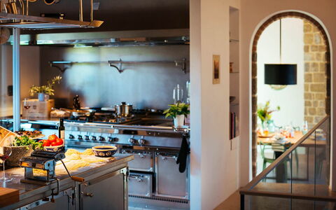 Villa Torre del Chianti: Küche, Interior Design, Countertop, Küchengerät, Beleuchtung, Möbel, Decke, Light Fixture, Herd, Cabinetry