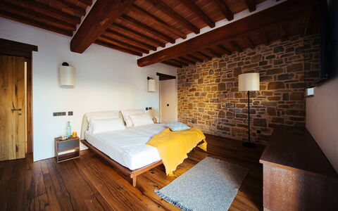 Villa Torre del Chianti: Wand, Interior Design, Flooring, Möbel, Holz, Schlafzimmer, Fussboden, Bett, Decke, Holzboden