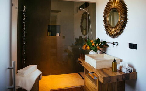 Villa Torre del Chianti: Interior Design, Bad Sink, Holz, Armatur, Badezimmer, Flooring, Beleuchtung, Zapfhahn, Fussboden, Installation