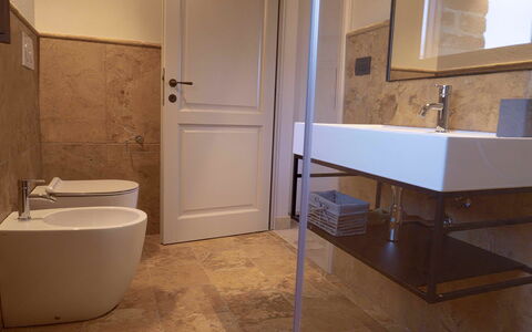 Villa Ripa: Flooring, Fussboden, Badezimmer, Wand, Armatur, Interior Design, Bad Sink, Installation, Sinken, Zapfhahn