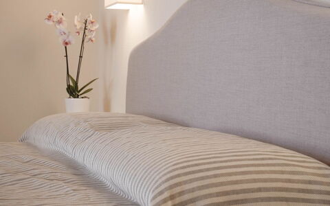 Villa Ripa: Bett, Möbel, Schlafzimmer, Bedding, Bettdecke, Linens, Holz, Interior Design, Textil, Bettrahmen