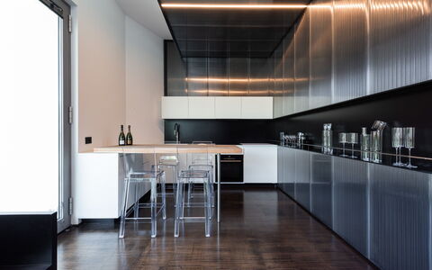 Villa Bilor Luxe: Interior Design, Möbel, Flooring, Küche, Decke, Fussboden, Beleuchtung, Countertop, Stuhl, Küchengerät