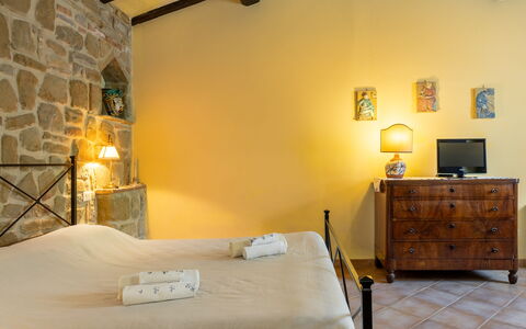 Il Giuncheto Apartments, Pool, Umbrian Countryside: Möbel, Wand, Interior Design, Flooring, Decke, Fussboden, Zimmer, Zuhause, Bett, Schlafzimmer