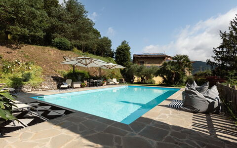 Villa Essiccatoio: Schwimmbad, Gartenmöbel, Resort, Flagstone, Regenschirm, Verbundwerkstoff, Freizeit, Eco Hotel, Stuhl, Schatten