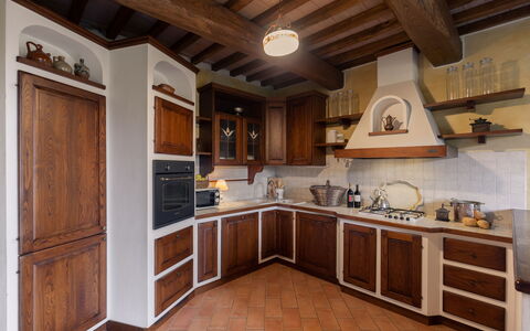 Villa Essiccatoio: Küche, Holz, Interior Design, Möbel, Flooring, Cabinetry, Countertop, Major Appliance, Decke, Küchengerät