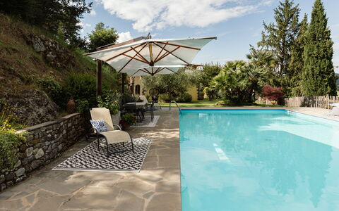 Villa Essiccatoio: Schwimmbad, Gartenmöbel, Flagstone, Möbel, Regenschirm, Schatten, Resort, Stuhl, Eco Hotel, Verbundwerkstoff