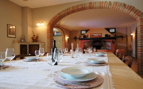 Terre di Giano Private Pool and View, Umbria: Möbel, Interior Design, Tabelle, Stuhl, Decke, Light Fixture, Küche & Esszimmer Tisch, Esszimmer, Zimmer, Beleuchtung