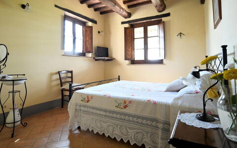 Terre di Giano Private Pool and View, Umbria: Möbel, Interior Design, Flooring, Schlafzimmer, Bett, Fussboden, Zimmer, Linens, Decke, Beleuchtung