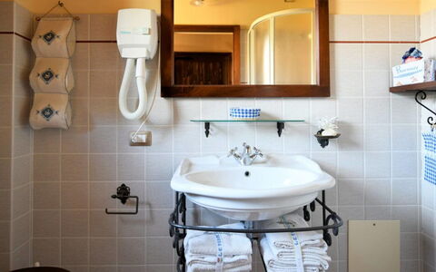 Terre di Giano Private Pool and View, Umbria: Interior Design, Armatur, Flooring, Möbel, Bad Sink, Fussboden, Sinken, Zapfhahn, Beleuchtung, Badezimmer