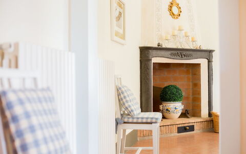 Villa Camelia: Möbel, Wand, Interior Design, Holz, Flooring, Fussboden, Beleuchtung, Zimmer, Bilderrahmen, Wohnzimmer