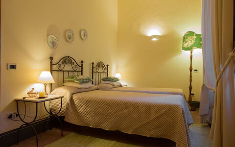 Villa Camelia: Bett, Möbel, Interior Design, Schlafzimmer, Bedding, Bettdecke, Wand, Fussboden, Holz, Flooring