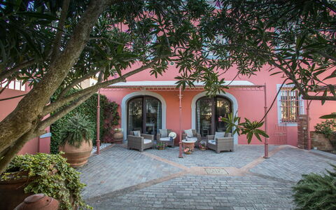 Villa Camelia: Die Architektur, Tür, Blumentopf, Hazienda, Zimmerpflanze, Estate, Garten, Hof, Landscaping, Garten