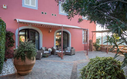 Villa Camelia: Wand, Die Architektur, Fassade, Zuhause, Blumentopf, Tür, Hazienda, Zimmerpflanze, Balkon, Estate
