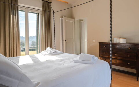 Loft Borgo Syrah: Bett, Möbel, Schlafzimmer, Interior Design, Holz, Bedding, Bettdecke, Textil, Linens, Fussboden