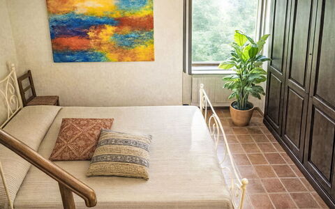 Cotoneaster: Möbel, Bett, Interior Design, Wand, Schlafzimmer, Fussboden, Flooring, Holz, Bedding, Bettdecke