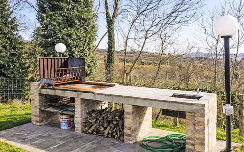 Cotoneaster: Holz, Backstein, Garten, Gartenmöbel, Flagstone, Beton, Tisch Im Freien, Hinterhof, Natürliches Material, Holzbeize