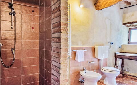 Ginestra: Wand, Flooring, Armatur, Fussboden, Die Architektur, Badezimmer, Tür, Installation, Verbundwerkstoff, Fliese
