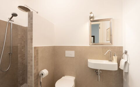Villa Ombrone: Badezimmer, Armatur, Wand, Flooring, Toilette, Bad Sink, Fussboden, Toilleten Sitz, Interior Design, Sinken