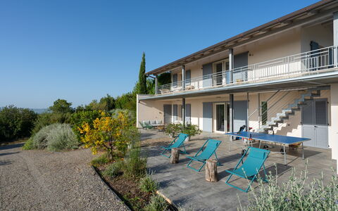 Villa Ombrone: Strauch, Balkon, Veranda, Estate, Schatten, Villa, Garten, Landscaping, Bauernhaus, Gartenmöbel
