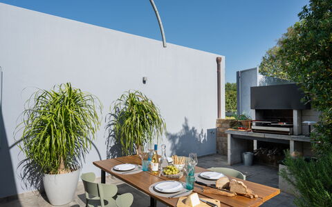 Villa Ombrone: Möbel, Gartenmöbel, Tabelle, Stuhl, Blumentopf, Tisch Im Freien, Küche & Esszimmer Tisch, Schatten, Zimmerpflanze, Garten