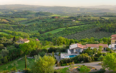 Villa Ombrone: Wohngebiet, Landschaft, Haus, Ländliches Gebiet, Grundstueck, Estate, Menschliche Siedlung, Vogelperspektive, Vorort, Bergstation