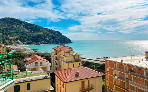 Studio Piccolo al Verticale - Levanto: Wohngebiet, Hügel, Küsten Und Ozeanische Forms, Meer, Menschliche Siedlung, Küste, Balkon, Wohnung, Bergstation, Vorort