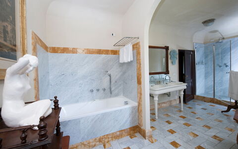 Castello di Cabbiavoli: Flooring, Interior Design, Fussboden, Badewanne, Armatur, Beleuchtung, Möbel, Badezimmer, Decke, Zimmer