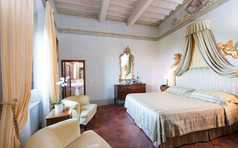 Castello di Cabbiavoli: Schlafzimmer, Möbel, Interior Design, Bett, Bettrahmen, Bedding, Bettdecke, Zuhause, Lampe, Linens