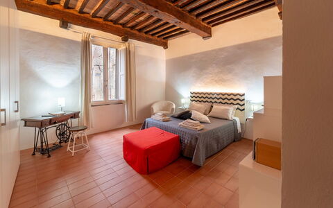 Le Loggine del Pignatello Apartment, Siena City: Wand, Schlafzimmer, Interior Design, Bett, Möbel, Flooring, Fussboden, Bettdecke, Decke, Bedding