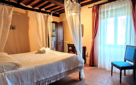 Villa Campo al Vento - Country Farm: Möbel, Interior Design, Holz, Fussboden, Flooring, Schlafzimmer, Bett, Decke, Beleuchtung, Zimmer