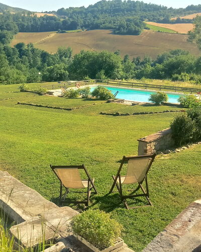 Villa Campo al Vento - Country Farm: Landschaft, Garten, Estate, Schwimmbad, Landscaping, Rasen, Bauernhaus, Hinterhof, Eco Hotel, Gartenmöbel