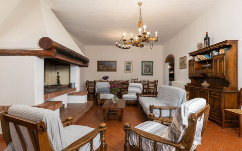Il Leccio, Vinci, Private Pool and Tennis: Möbel, Interior Design, Flooring, Holz, Decke, Fussboden, Zimmer, Couch, Wohnzimmer, Tabelle