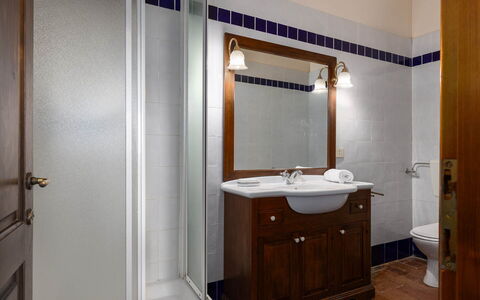 Il Leccio, Vinci, Private Pool and Tennis: Bad Sink, Armatur, Sinken, Badezimmer, Spiegel, Interior Design, Flooring, Badezimmerschrank, Cabinetry, Zapfhahn