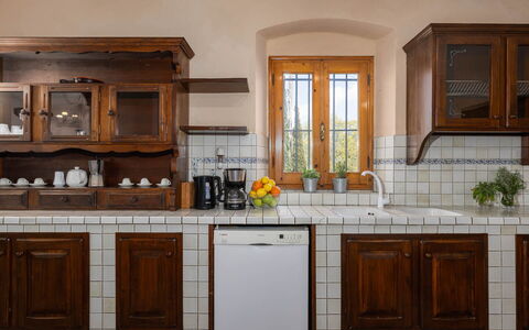 Il Leccio, Vinci, Private Pool and Tennis: Küche, Holz, Interior Design, Cabinetry, Countertop, Flooring, Möbel, Schrank, Zuhause, Holzbeize