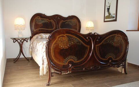 Casa Chimera: Holzbeize, Hartholz, Holzboden, Schlafzimmer, Antiquität, Bettrahmen, Lampe, Bett, Bedding