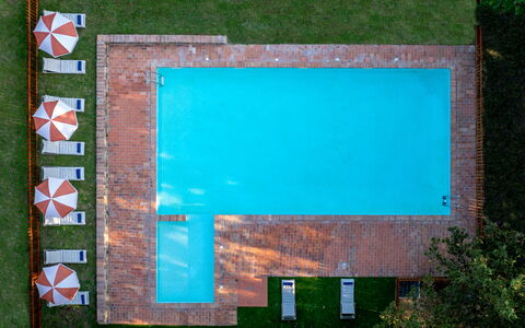 Maison Badia a Passignano: Schwimmbad, Resort, Verbundwerkstoff, Freizeit, Eco Hotel, Thermae, Hotel, Gartenmöbel, Schatten, Water Feature