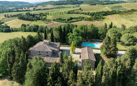 Maison Badia a Passignano: Baum, Haus, Wohngebiet, Zuhause, Estate, Dach, Hütte, Bauernhaus, Lärche, Landscaping