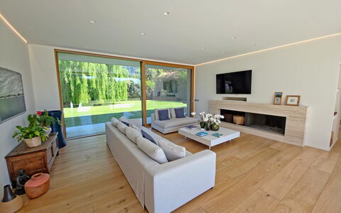 Villa Elena: Flooring, Holz, Interior Design, Fussboden, Couch, Möbel, Wohnzimmer, Decke, Holzboden