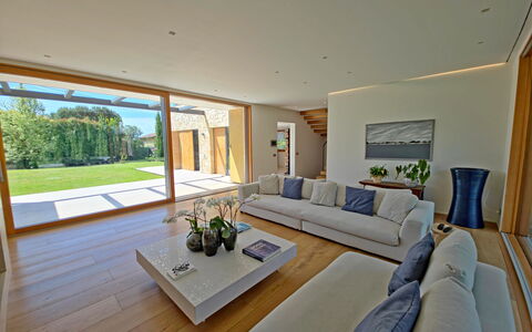 Villa Elena: Interior Design, Flooring, Fussboden, Möbel, Couch, Holz, Wohnzimmer, Zuhause, Decke, Holzboden