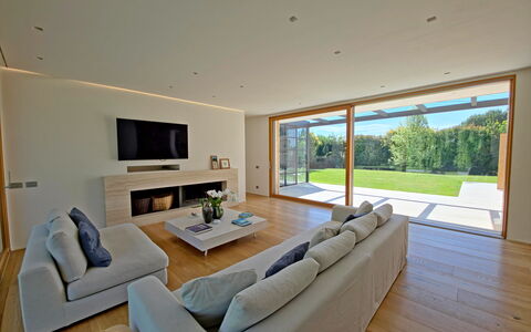 Villa Elena: Flooring, Fussboden, Interior Design, Holz, Couch, Wohnzimmer, Decke, Holzboden, Zimmer