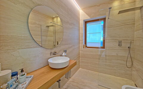 Villa Elena: Flooring, Fussboden, Interior Design, Holz, Armatur, Decke, Badezimmer, Beleuchtung, Installation, Zapfhahn