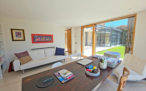 Villa Elena: Flooring, Interior Design, Fussboden, Möbel, Holz, Decke, Zimmer, Couch, Wohnzimmer, Holzboden
