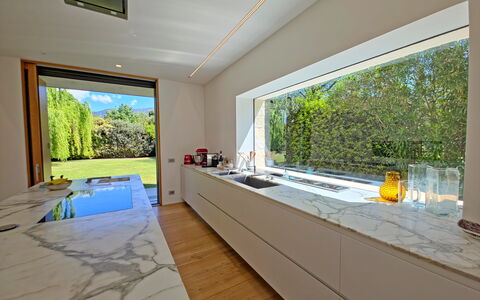 Villa Elena: Interior Design, Flooring, Countertop, Küche, Fussboden, Zuhause, Decke, Fliese, Natürliches Material, Design