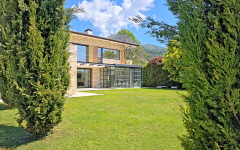 Villa Elena: Strauch, Zuhause, Garten, Rasen, Estate, Landscaping, Schatten, Garten, Villa