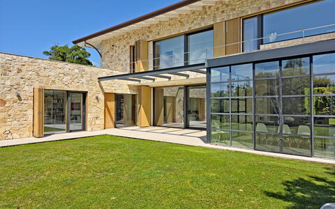 Villa Elena: Gebäude, Zuhause, Wohngebiet, Fassade, Tür, Haus, Die Architektur, Estate, Hütte, Bauernhaus