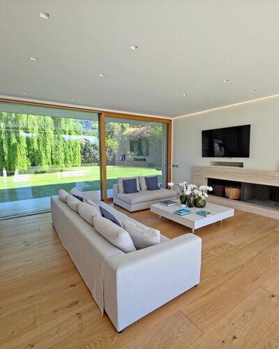 Villa Elena: Flooring, Holz, Interior Design, Fussboden, Couch, Möbel, Wohnzimmer, Decke, Holzboden
