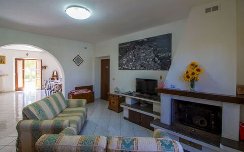 Gli Ulivi: Flooring, Möbel, Fussboden, Interior Design, Decke, Zimmer, Wohnzimmer, Couch, Stuhl