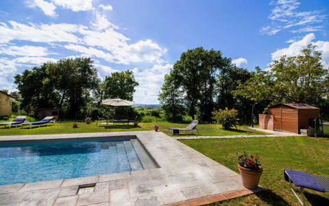 Gli Ulivi: Schwimmbad, Garten, Schatten, Gartenmöbel, Landscaping, Estate, Freizeit, Hinterhof, Rasen, Garten