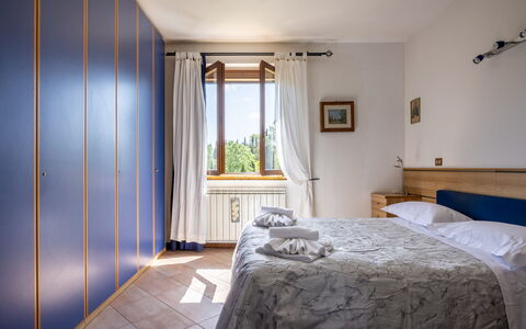 Civico108 Vacation Home, Pool, Castellina in Chian: Holz, Interior Design, Schlafzimmer, Flooring, Zuhause, Bett, Fussboden, Zimmer, Bettdecke, Wohnung